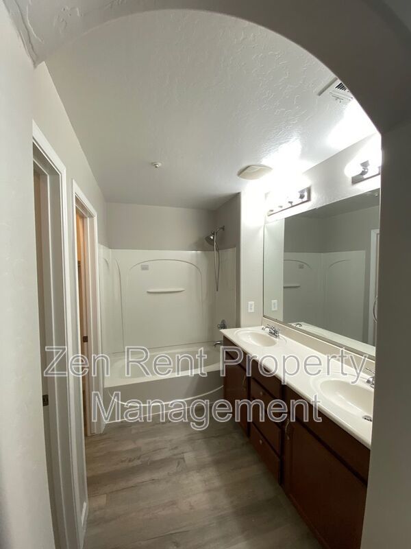 Resort-Style Living in Gilbert – 3 Bed Townhome Near SanTan Village property image