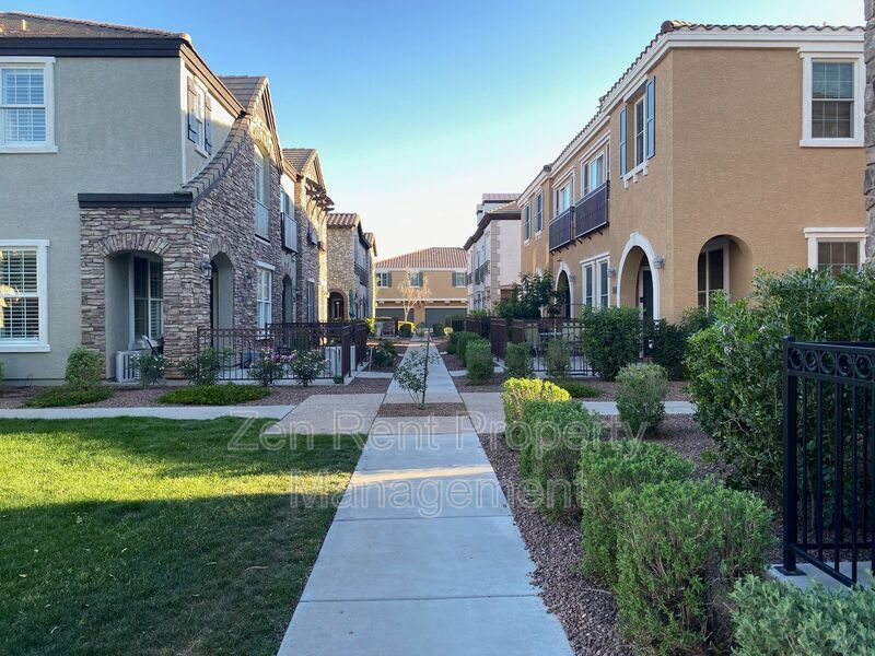 Resort-Style Living in Gilbert – 3 Bed Townhome Near SanTan Village property image