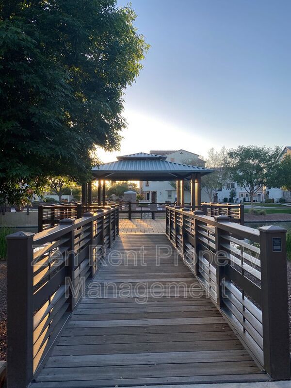 Resort-Style Living in Gilbert – 3 Bed Townhome Near SanTan Village property image